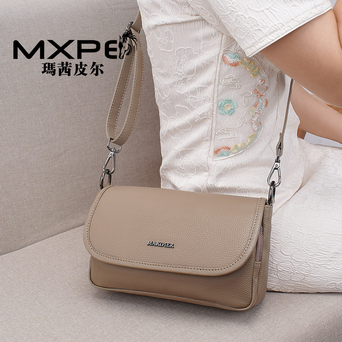 女士斜挎包软牛皮腋下包2025新款秋冬品牌正品实用多袋口单肩女包