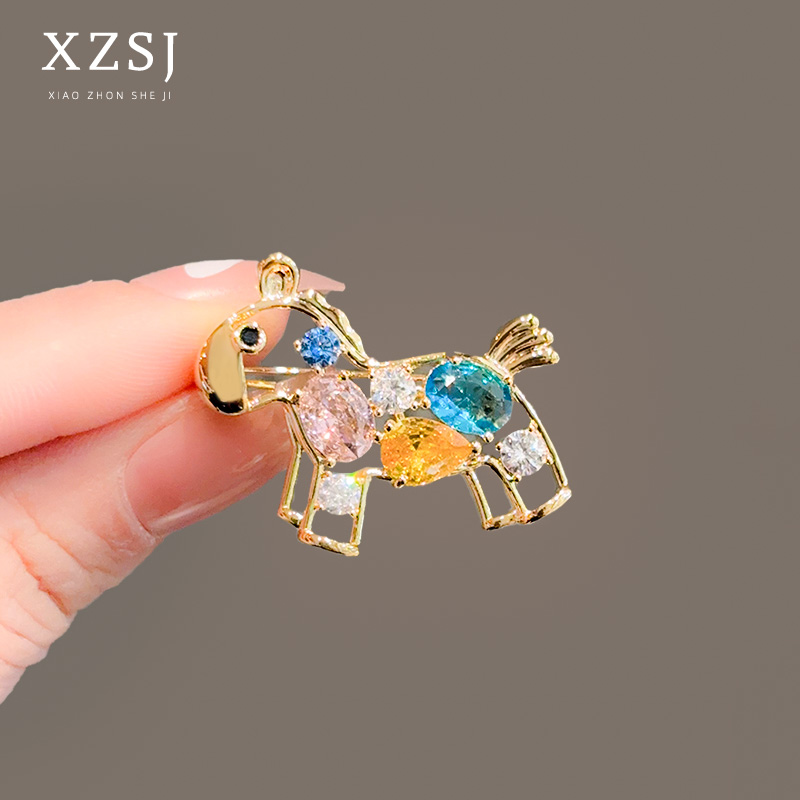 铜锆石胸针 水晶小马别针女新款轻奢华高档毛呢大衣胸花毛衣配饰