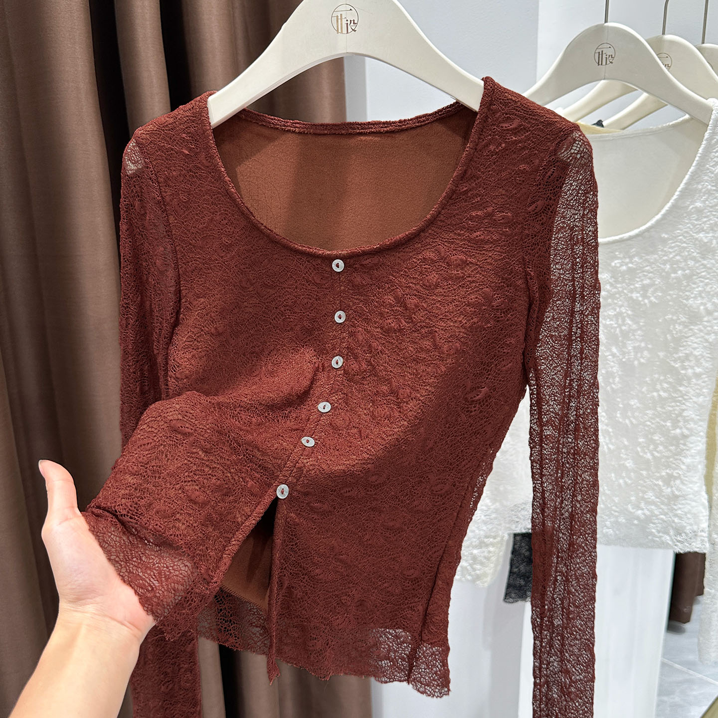 安可拉红复古通勤U领打底蕾丝衫秋冬新款法式气质长袖提花上衣女