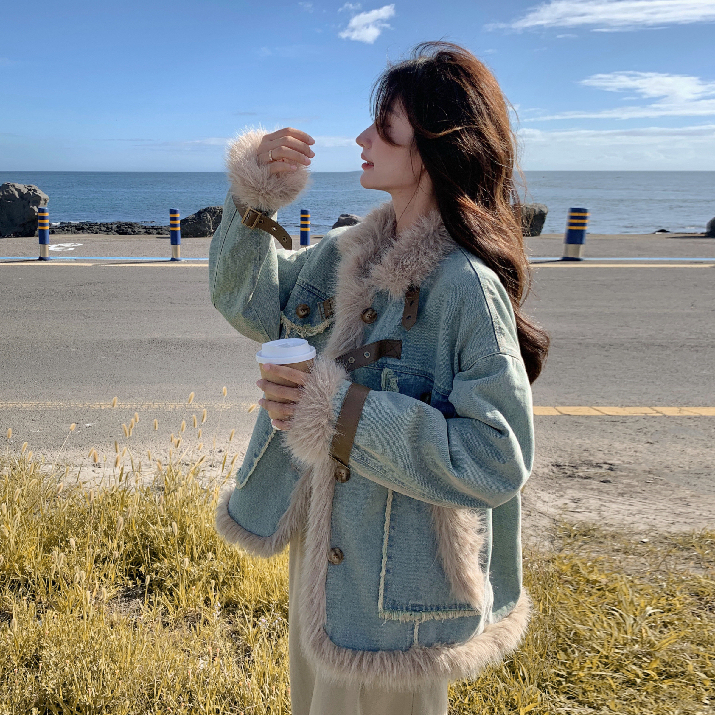 蓝色牛仔加绒外套女皮毛一体冬季加厚2025年新款独特好看短款毛毛