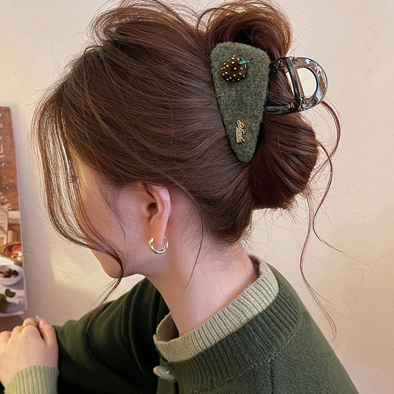 草莓毛毡三角头发抓夹女高级感鲨鱼夹2025新款发夹巨好看百搭发饰
