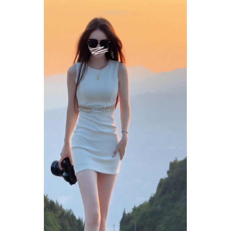 时尚设计款无袖修身显瘦包臀裙小黑裙设计感腰部镂空水钻连衣裙女