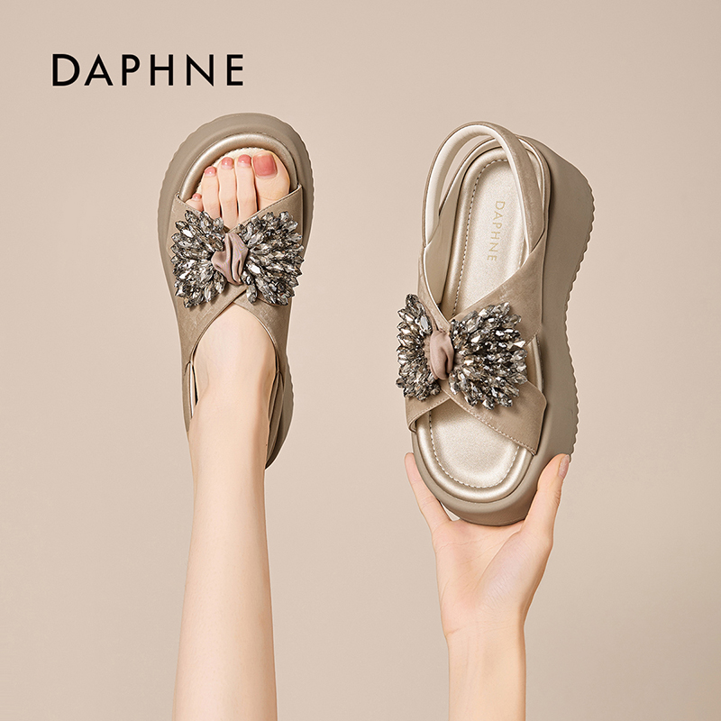 达芙妮厚底凉鞋女2025夏新款百搭蝴蝶结水钻时尚轻奢风外穿凉拖S