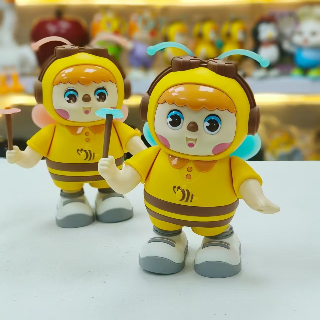 60歌+USB接口 智能眨眼睛  唱歌 带牙胶科学 灯光音量可调节