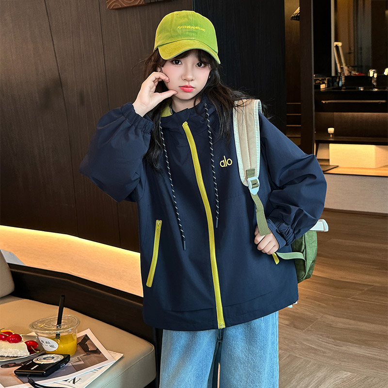 女童春秋冲锋衣外套2025新款儿童时髦连帽夹克中大童秋季休闲风衣
