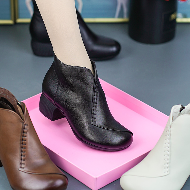 2079新款真皮拼接时尚女靴头层牛皮软底软面圆头粗跟侧拉链短靴