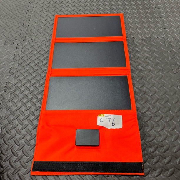 C76-(可充电瓶)定做橙色三折叠太阳能板(尺寸60cm*30cm)