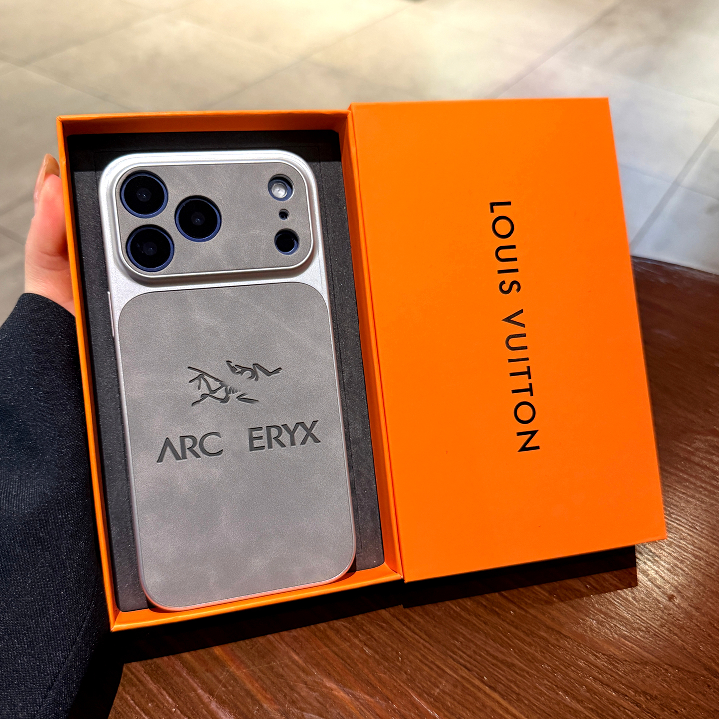 骨头鸟潮牌翻毛皮苹果17手机壳适用iPhone16promax压印15秒变17