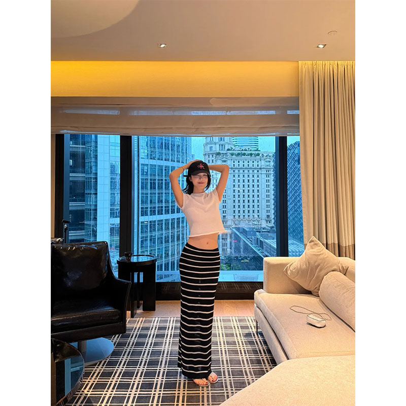 2025休闲百搭洋气高级感圆领白色短袖T恤上衣高腰a字条纹半身裙女