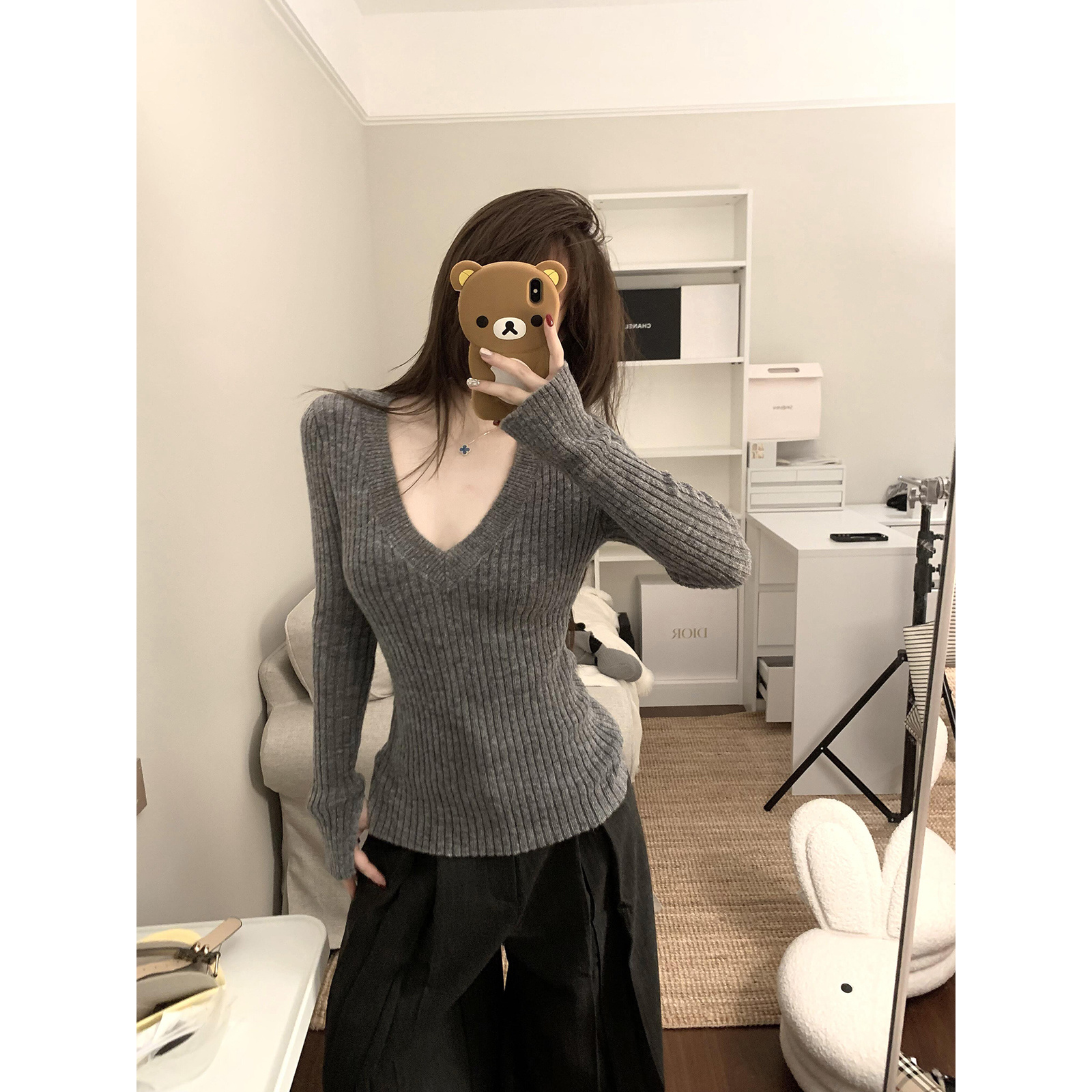 早秋灰色V领针织打底衫女款修身显瘦百搭纯欲辣妹正肩女