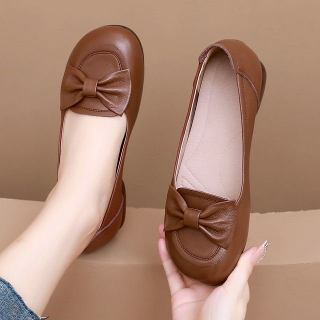 妈妈鞋真皮女鞋2025新款舒适软皮软底休闲圆头中老年大码平底单鞋