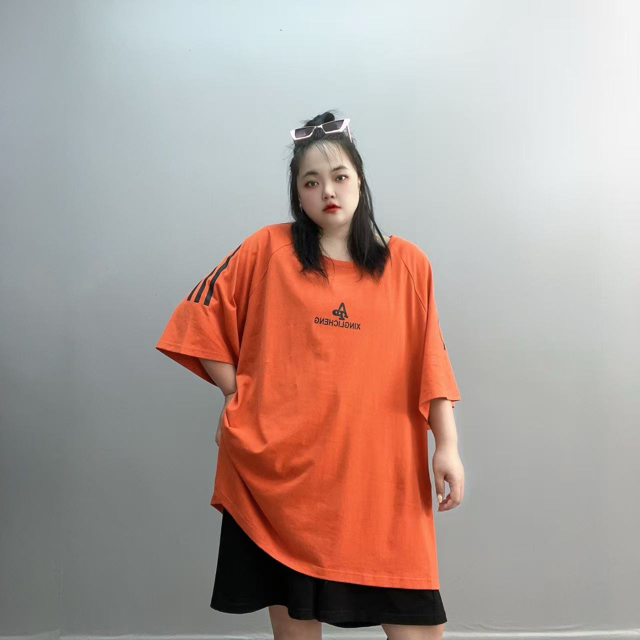 大码2-300斤胖mm三条杠条纹设计感短袖T恤女夏新款圆领中长款上衣