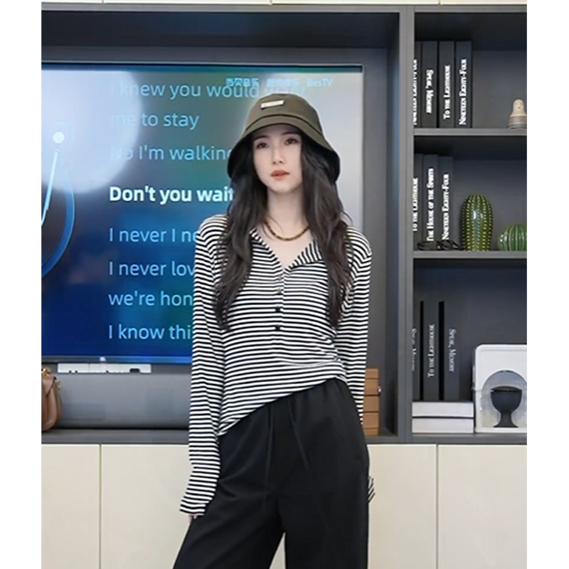 小乖逃D小条纹T恤短款打底衫长袖排扣横条纹小羊细毛T恤打底Q6602