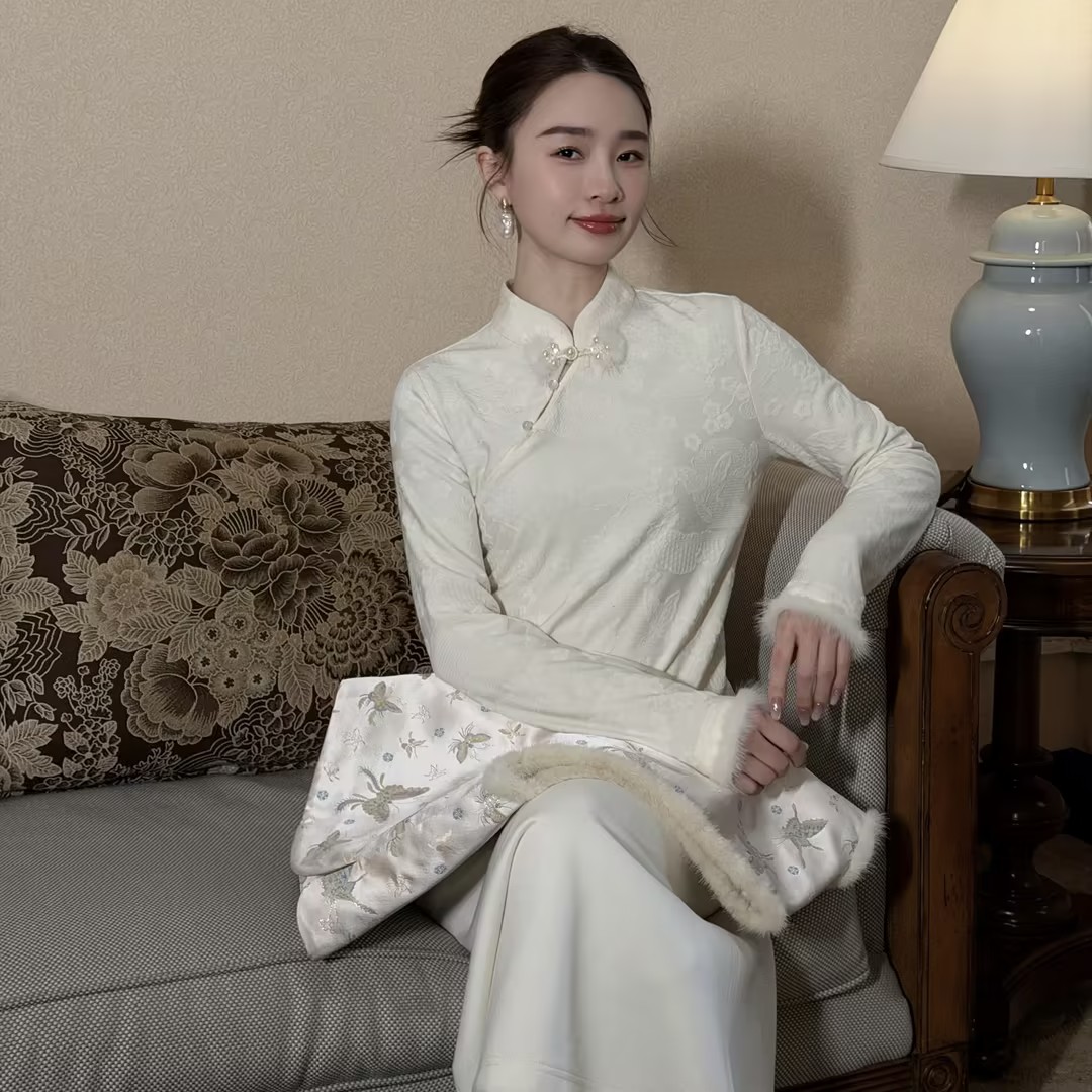 HELA AOMI “醋酸羊毛.梅香引蝶”新中式斜襟小立领T恤CY5DB23635