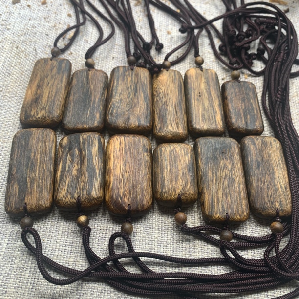 沉香海南莺歌绿奇楠沉香挂件无事牌吊坠多样性发一