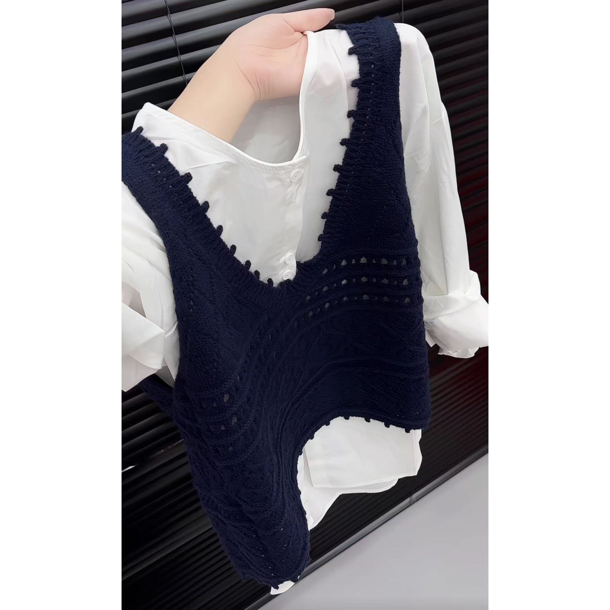 今年流行穿搭2025秋冬新款温柔风衬衫镂空针织衫背心休闲风真两件