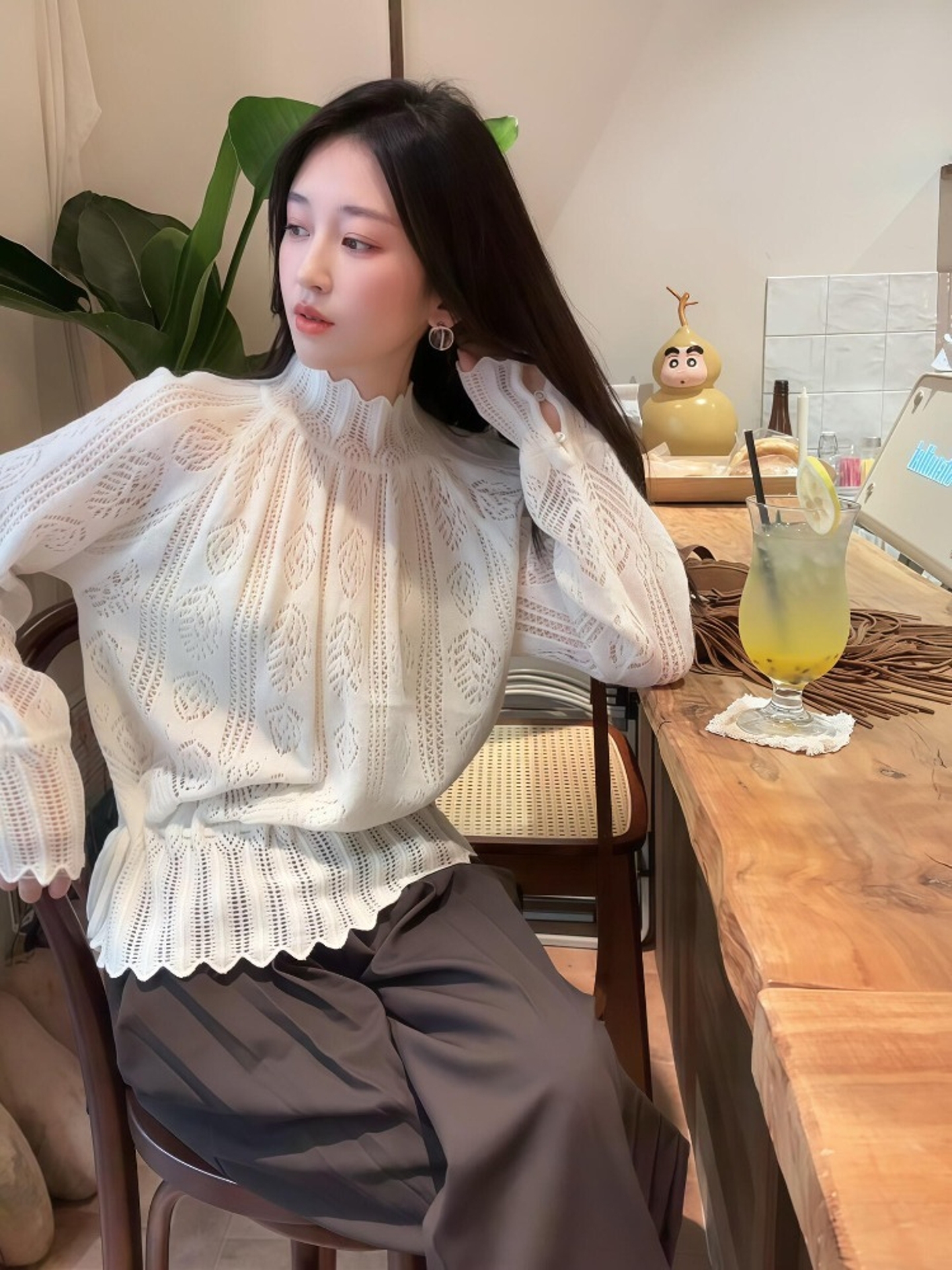 白色菱格毛衣女秋冬季慵懒高级感气质减龄独特漂亮小香风针织上衣