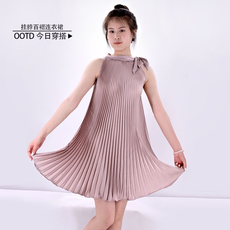 缎面挂脖百褶连衣裙夏季无袖时尚显瘦出游服装女