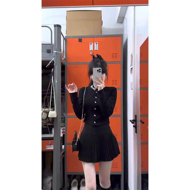 洋气千金风镶钻圆领长袖针织开衫上衣女秋冬小众褶皱短裙两件套装