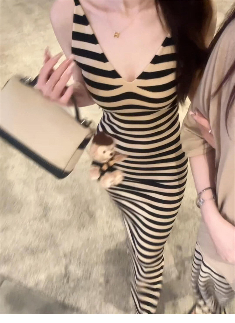 法式V领条纹吊带包臀连衣裙女夏季修身显瘦海边度假风长裙