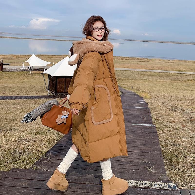 卡咖色俏皮减龄小熊连帽羽绒服女2025冬季新款中长款拼接保暖外套