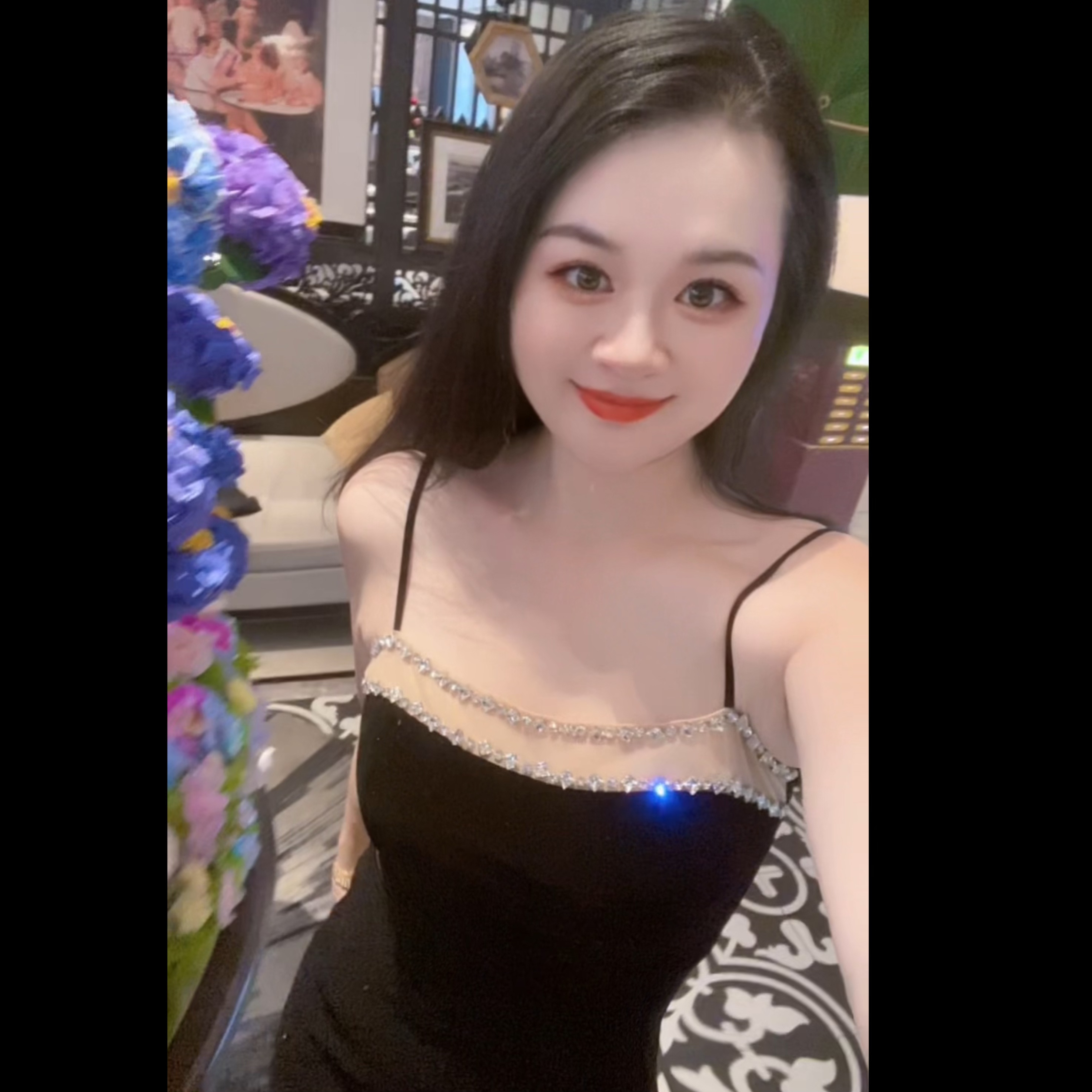 魅鹊 52290 【有胸垫】倾城之恋秋冬新款轻奢钉钻丝绒吊带连衣裙