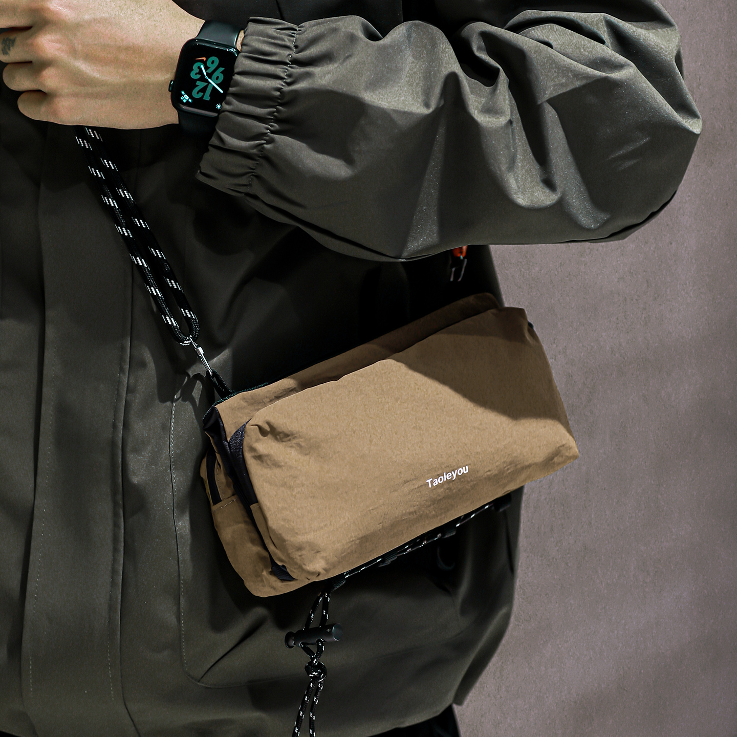 男士斜挎包单肩胸包骑行邮差小包外出便携包轻便通勤包男款手机包