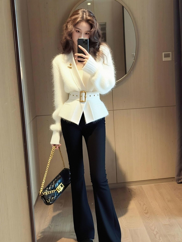 富家千金杏白色翻领舒适毛衣女2025冬季新款宽松别致绝美针织开衫