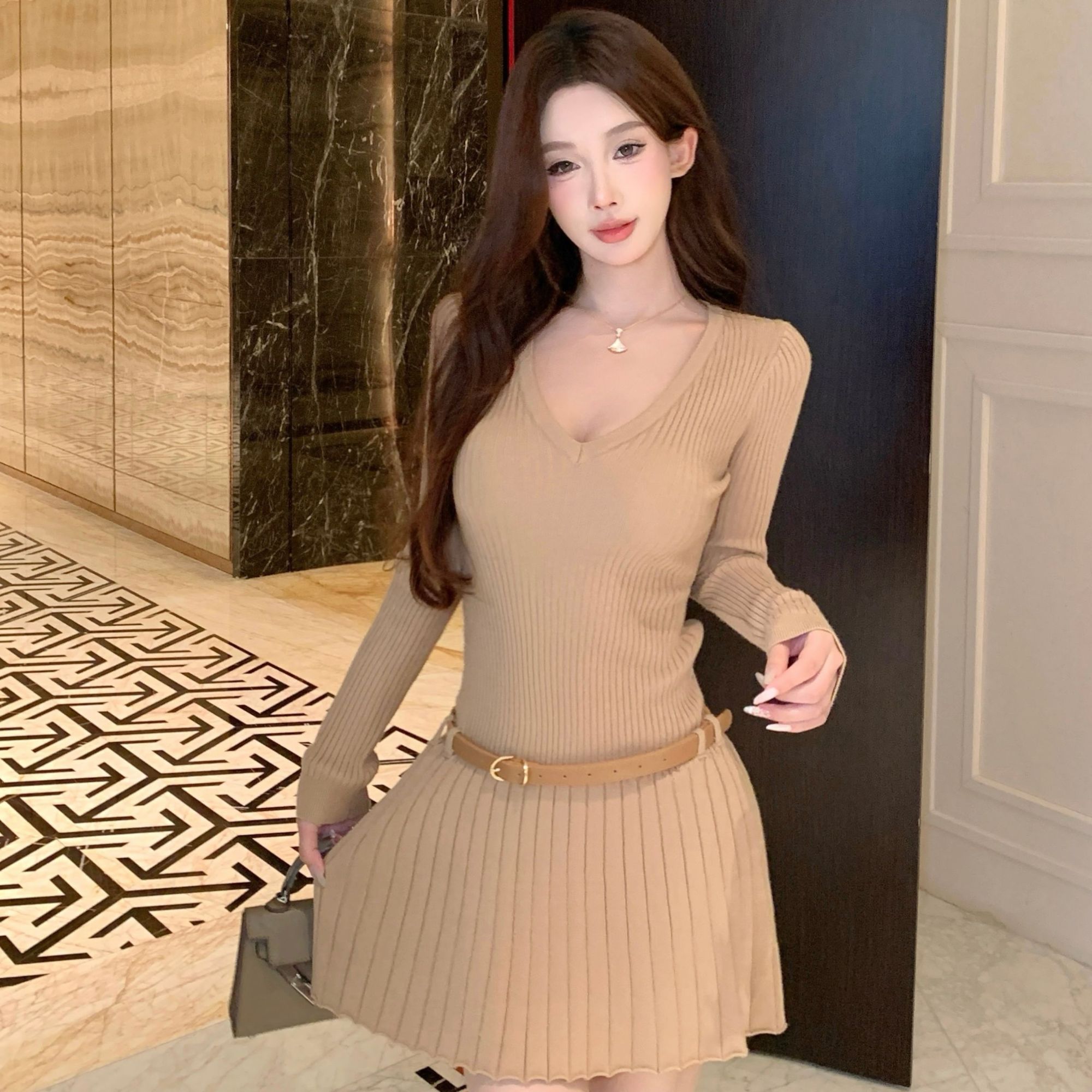 法式V领打底裙女设计感系腰带显瘦百褶针织裙秋冬新款长袖连衣裙