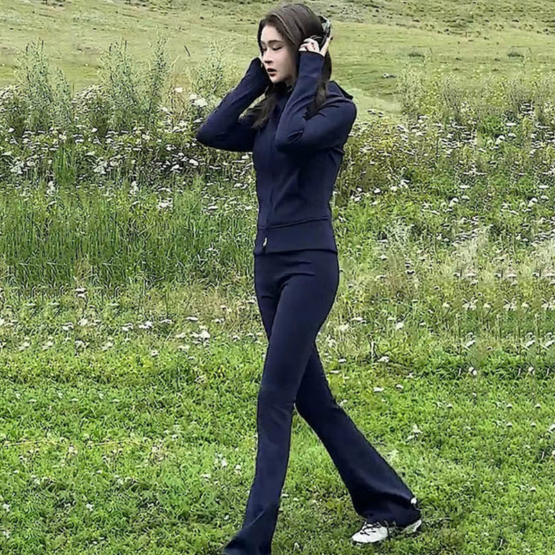 今年流行的时尚运动套装女秋季新款拉链开衫修身卫衣微喇裤两件套