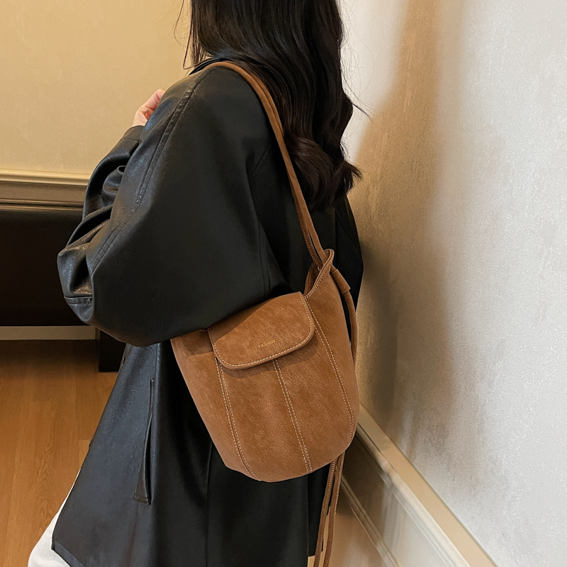 2025新款磨砂麂皮水桶包南瓜包女高级感小众设计单肩腋下斜挎包包