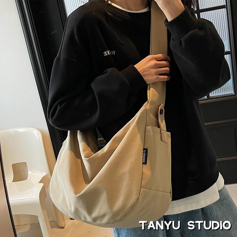 探屿休闲百搭韩版斜挎包大学生党上课通勤大容量饺子包旅行单肩包