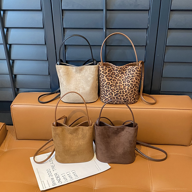 编号（3735）单肩港桶包水桶形豹纹斜挎包韩版抽绳时尚小包包