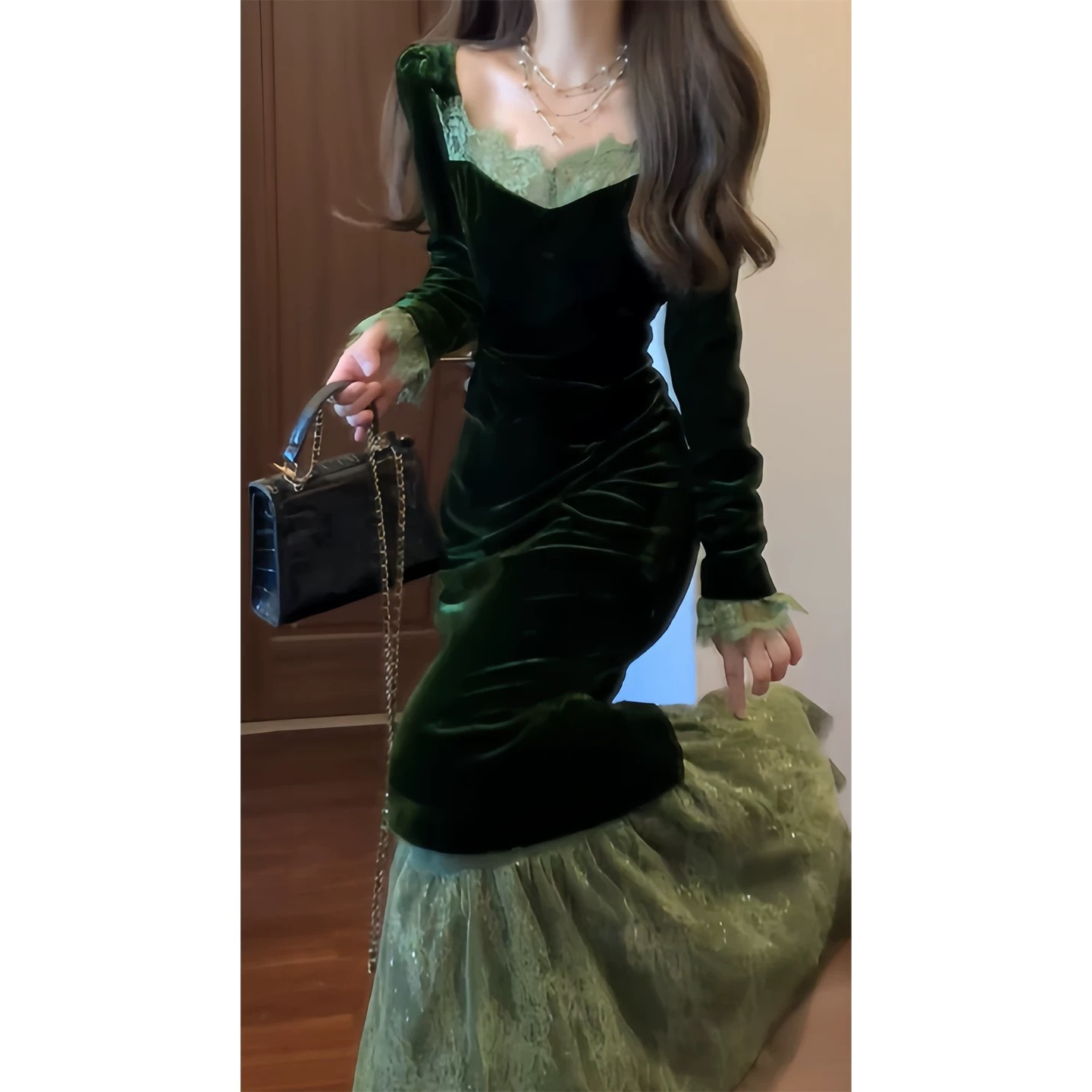 翡冷翠秋冬高级设计感复古蕾丝拼接丝绒方领连衣裙收腰长裙5892甜