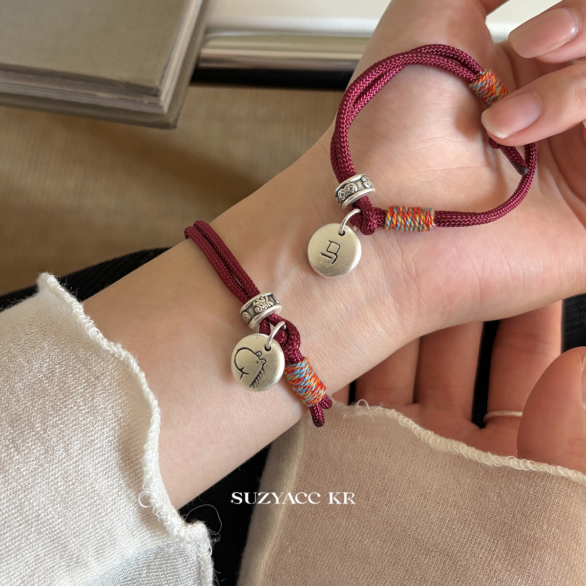 Suzyacc Kr 足银布艺手链 999银【生肖小马】圆牌小马红绳DC0344
