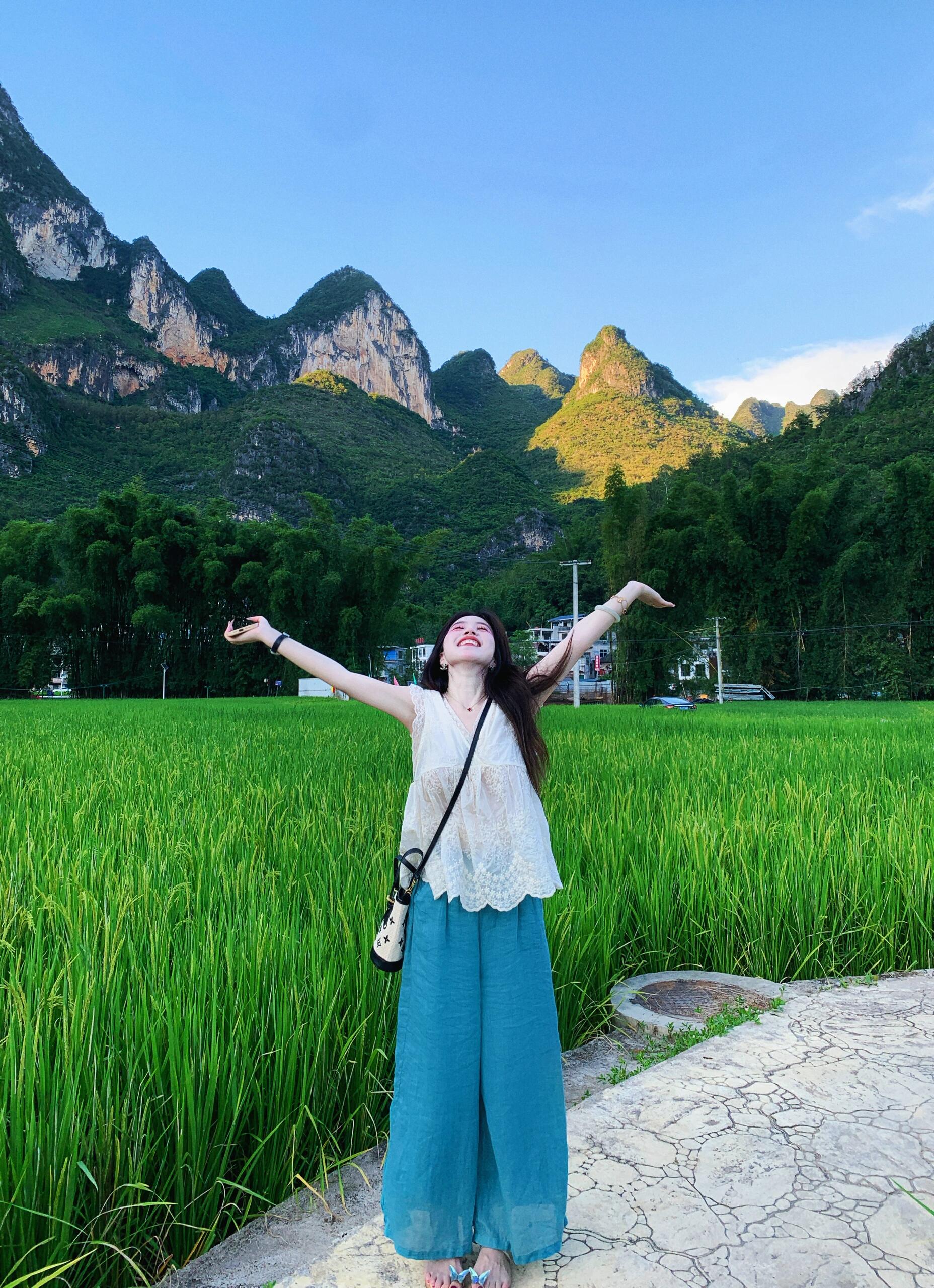 2025夏季温柔风旅游穿搭白色蕾丝刺绣娃娃衫搭配休闲裤显瘦两件套