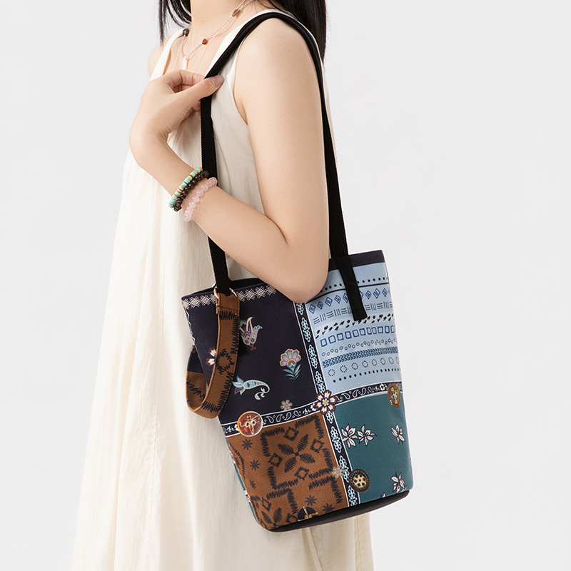 插画师原创织锦密语细肩带水桶包通勤大容量单肩斜跨包帆布女休闲