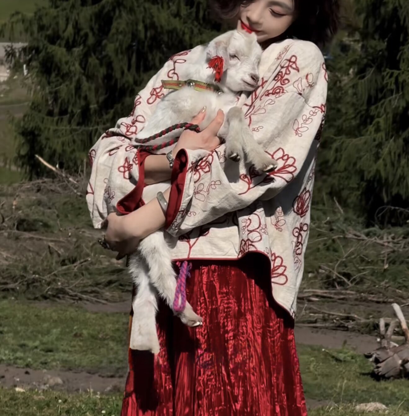 2025秋季新中式国风改良唐装气质亚麻立体刺绣红色绣花朵外套女