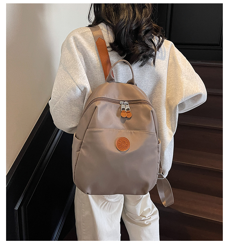 秋季新款轻便透气防水背包时尚双肩包包大容量防水百搭女士包包潮