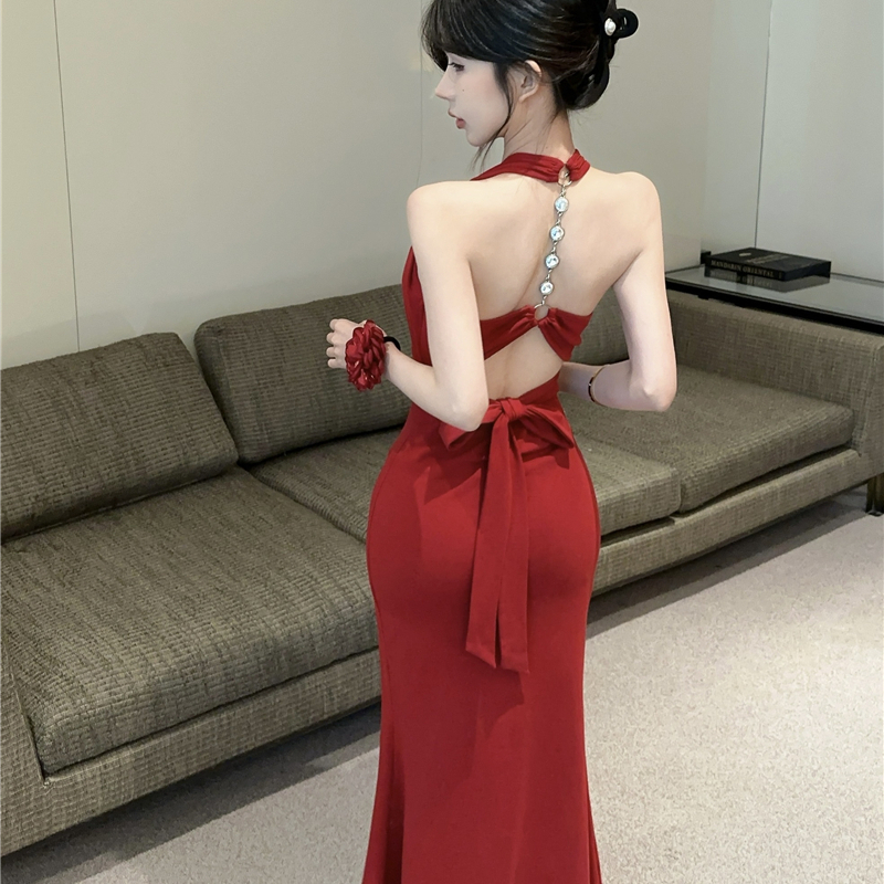 辣妹链条挂脖绑带露背吊带连衣裙女夏日穿搭性感修身鱼尾包臀长裙
