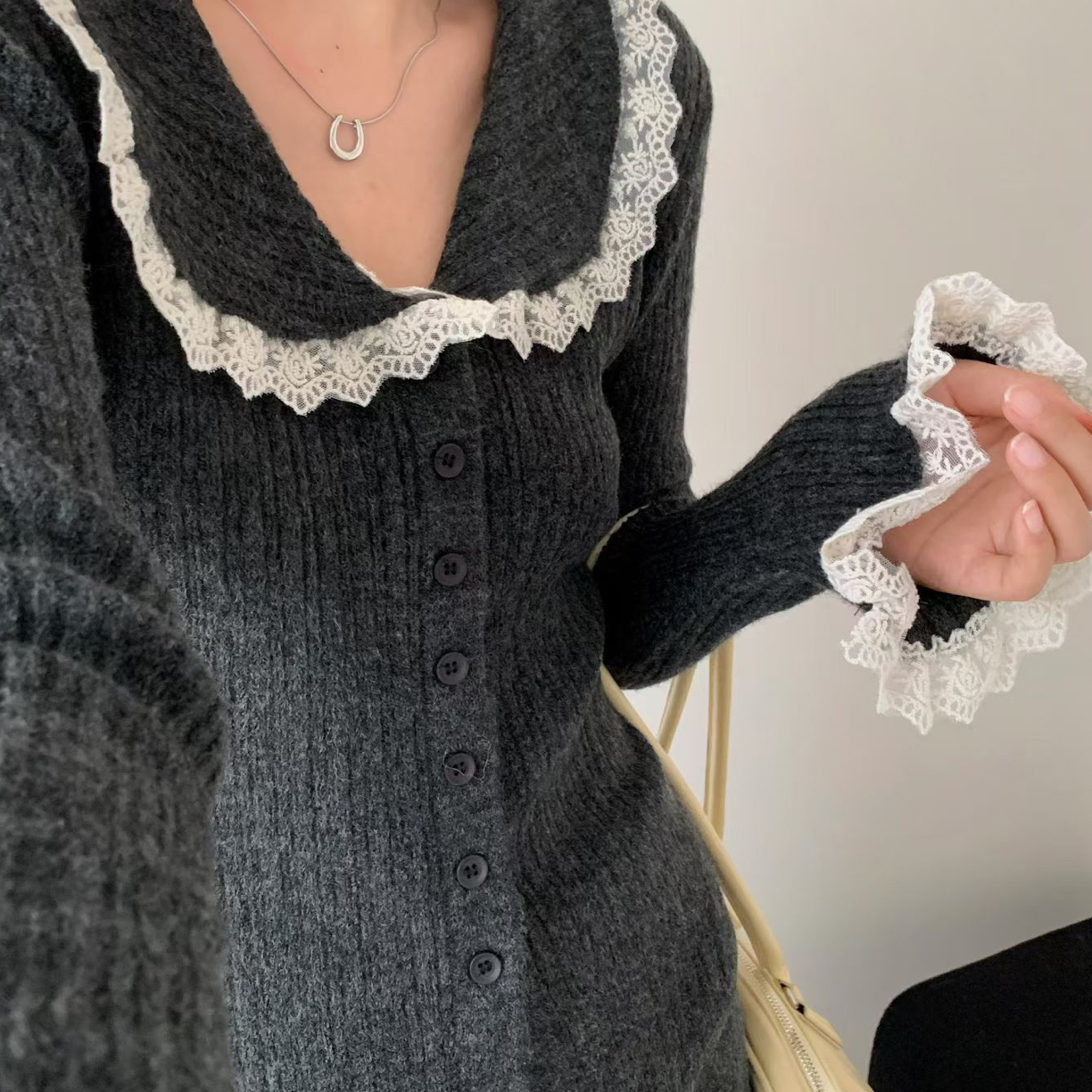 秋冬新款套装简约休闲风简约通勤休闲时尚温柔蕾丝拼接开衫+长裙