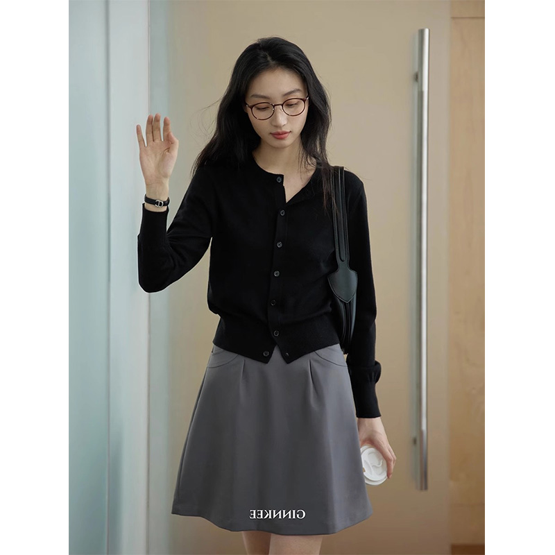 气质黑色圆领正肩洋气针织开衫外套女款春秋打底毛衣高腰短款上衣