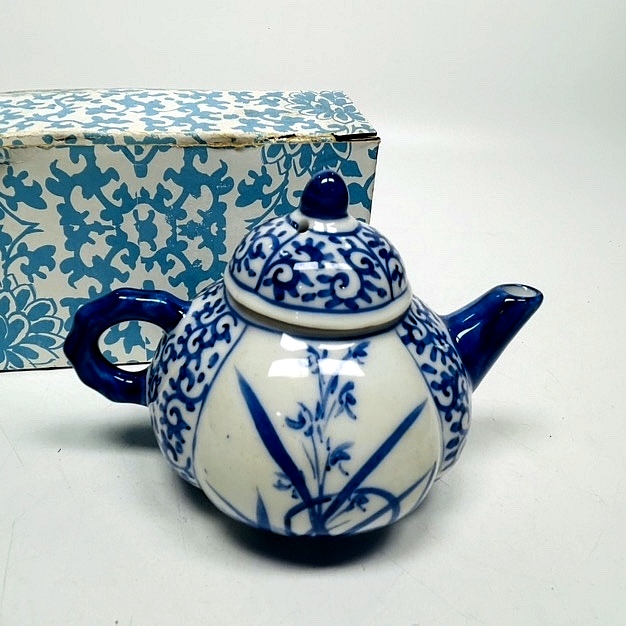 日本精美纯手绘满青花小泡壶，老物件请慎拍！