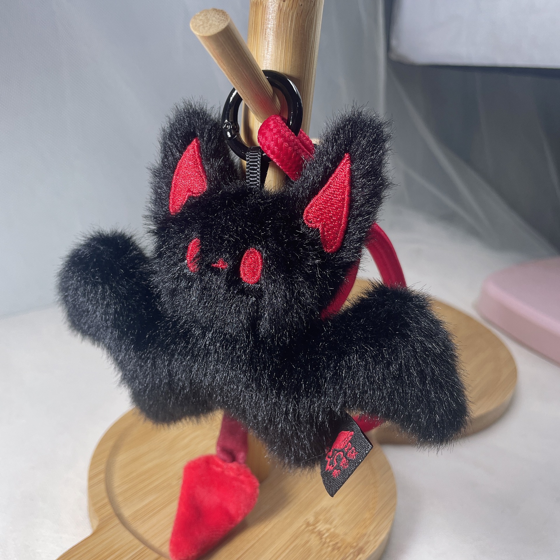 正版小怪兽毛绒挂件万圣节小恶魔毛绒玩具蝙蝠小兔子玩偶娃娃配饰