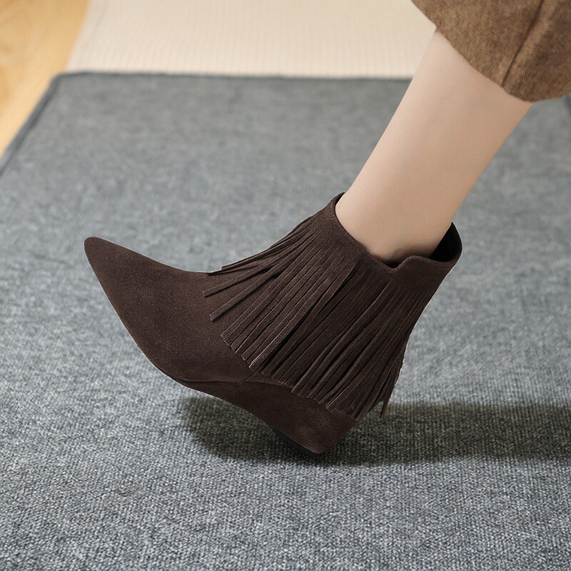 7.5cm复古流苏尖头坡跟短靴女2025秋冬新款磨砂真皮时装高跟单靴