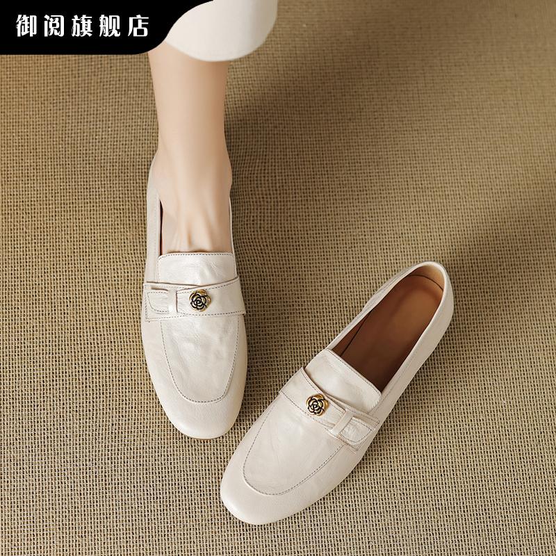御阅复古英伦风小皮鞋女平底单鞋2025新款一脚蹬懒人米白色乐福鞋