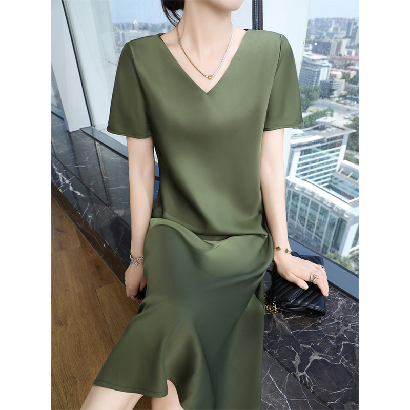 夏季新款V领缎面垂感短袖连衣裙女显瘦气质高档时尚纯色长裙裙子