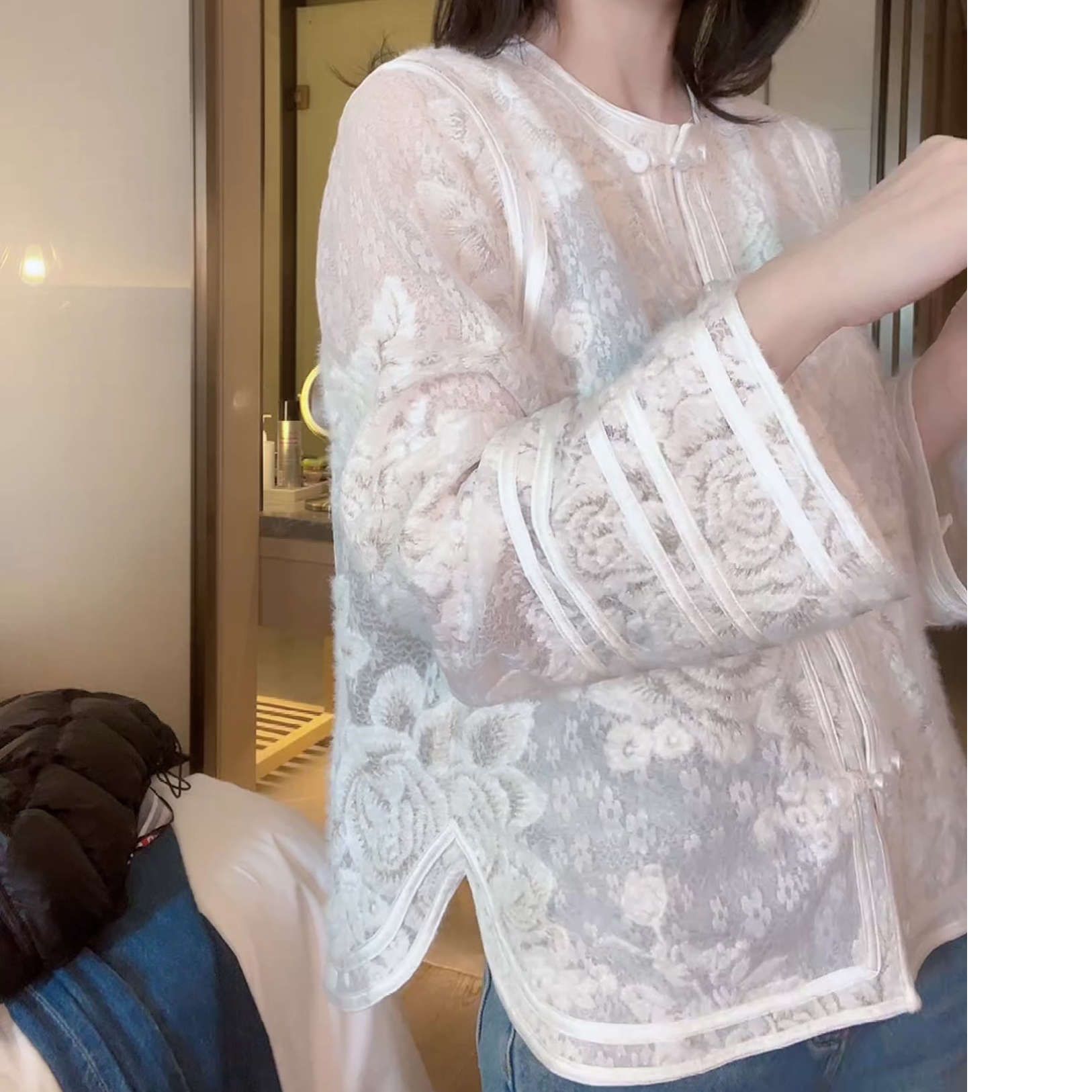 法式上衣蕾丝拼接新款复古圆领宽松上衣提花长袖衬衫LK2501086