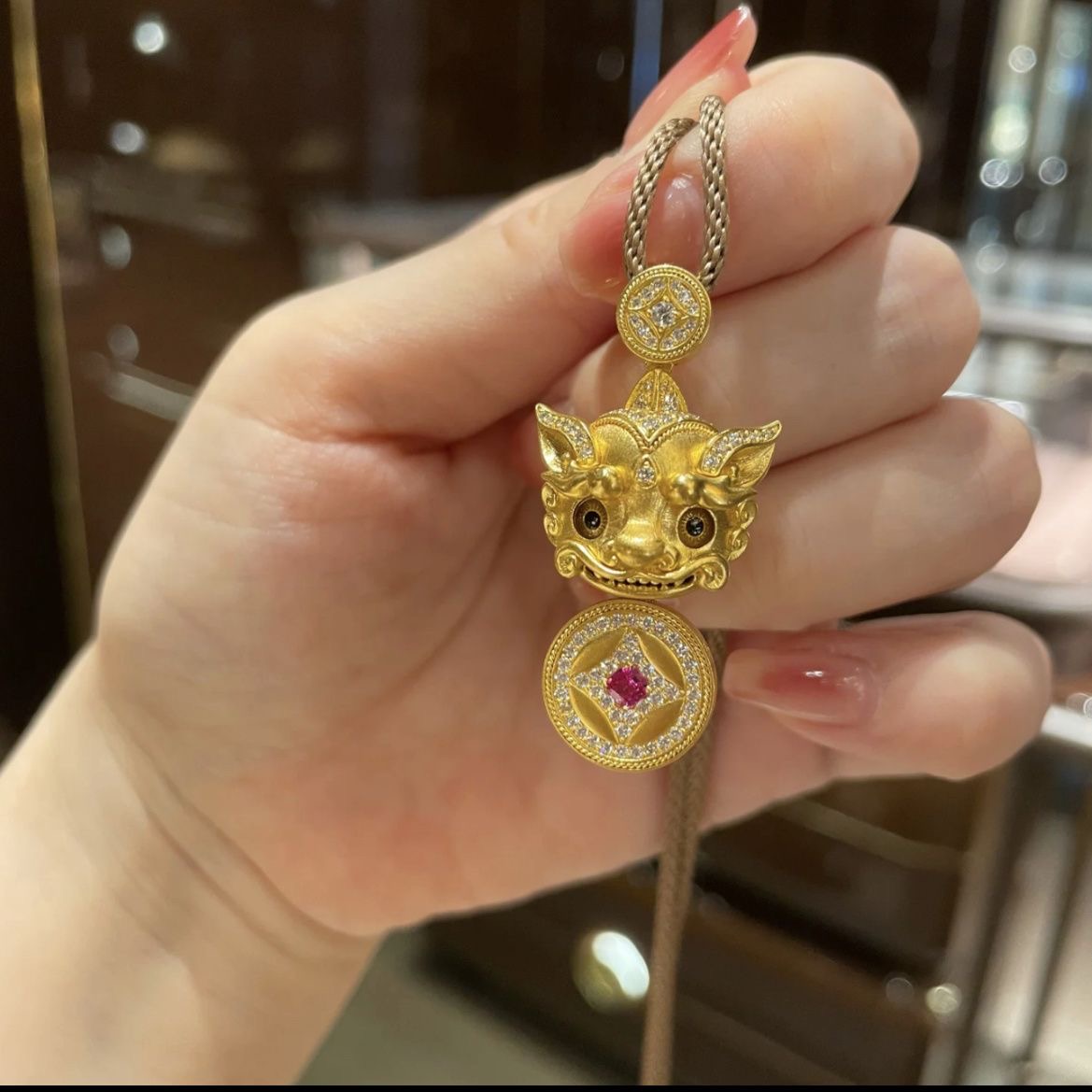 眨眼轻奢招财貔貅气质镶嵌祥云灵动吊坠项链坠链