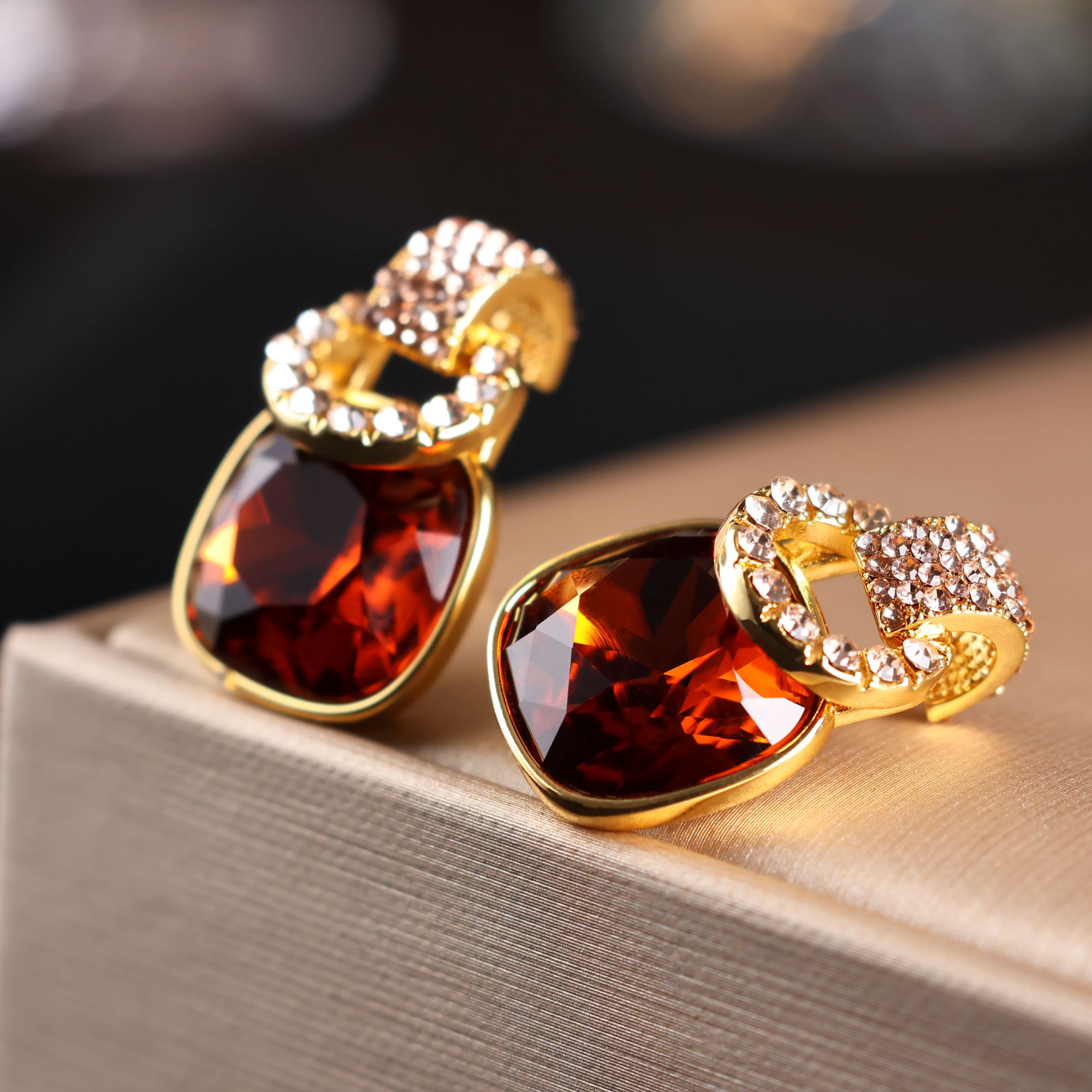 铜合金合成锆石耳饰 港风秋冬新款精致时尚优雅方糖小众气质耳环